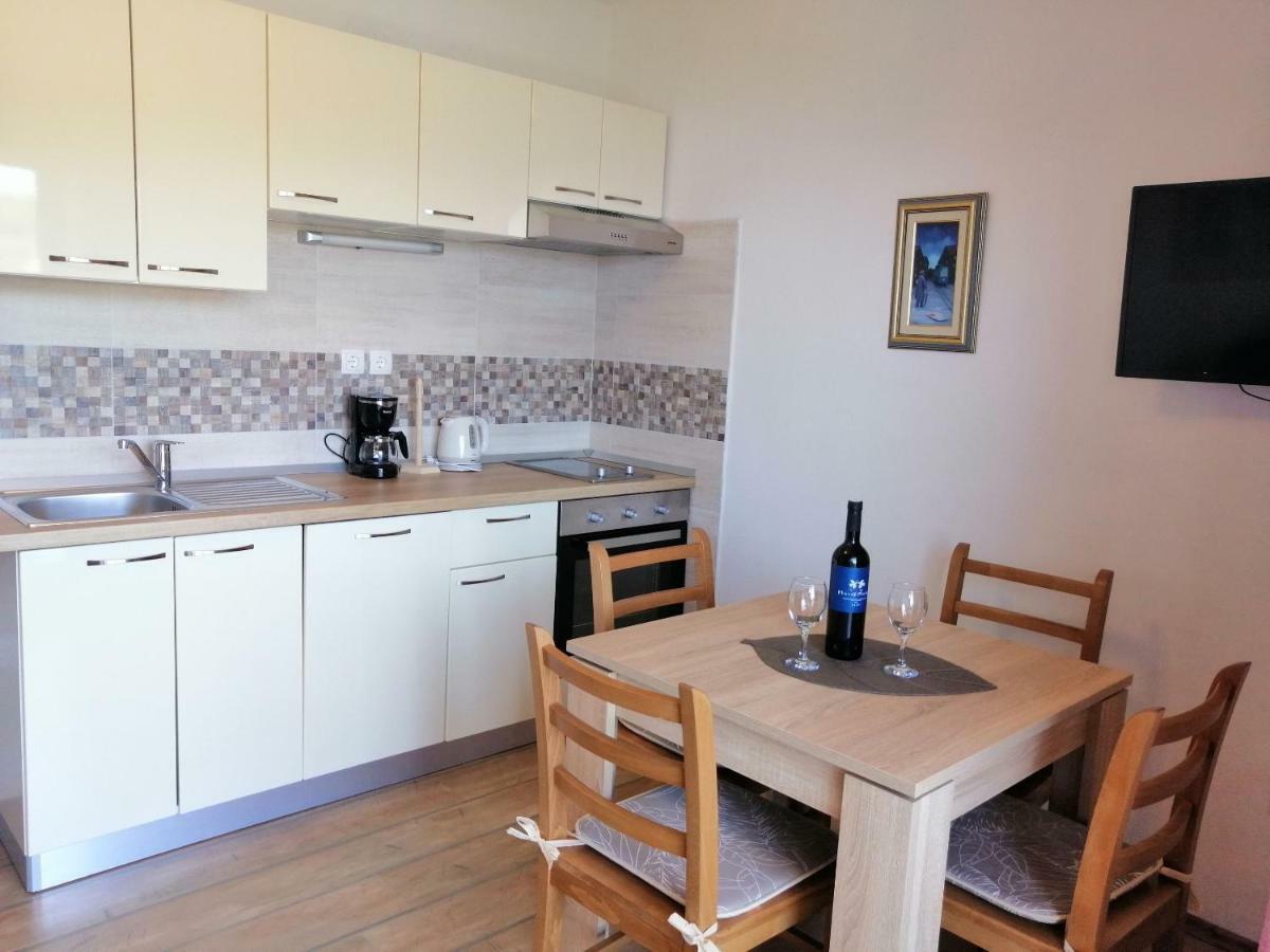 Apartments And Room Caric Jelsa  Exterior photo